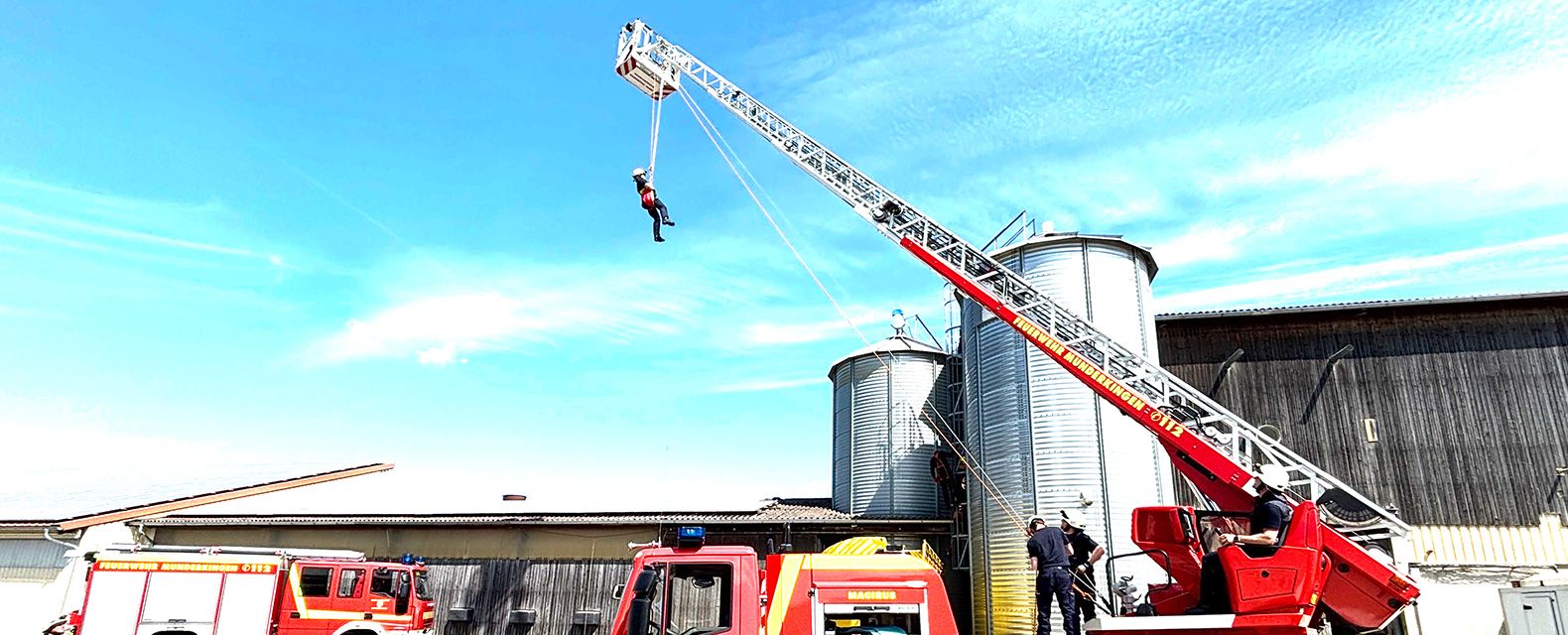 Seilrettung Ulm Bild von Abseilen einer Feuerwehrleiter in Munderkingen